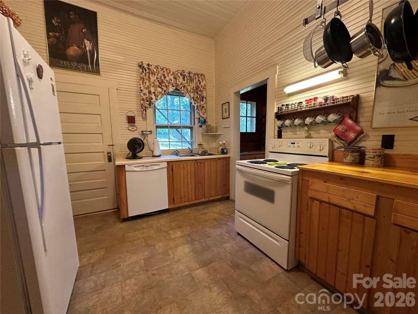 16 Osborn Knob Road, Little Switzerland, NC 28749.  MLS# CAR4407925, YatesRealty ID 41031. Kitchen