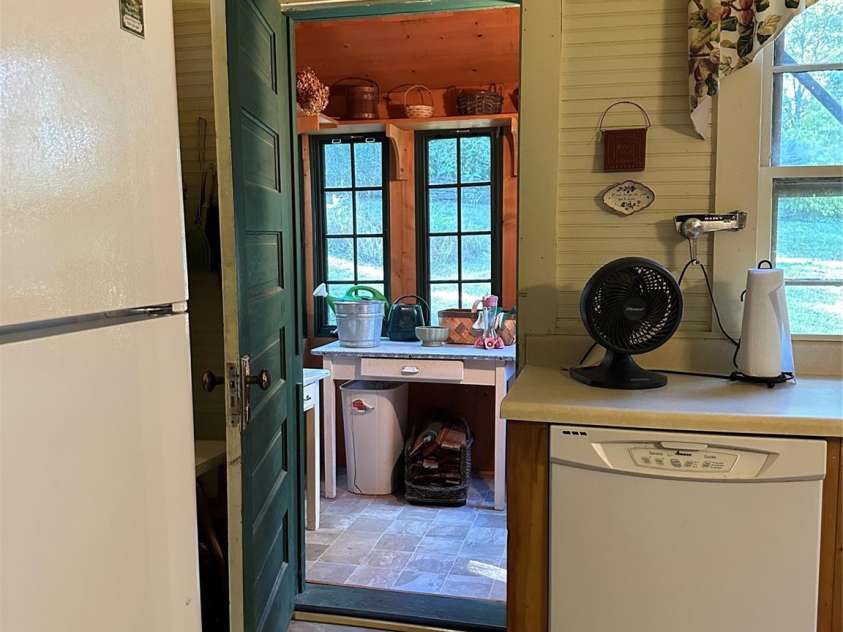 16 Osborn Knob Road, Little Switzerland, NC 28749.  MLS# CAR4407925, YatesRealty ID 41031. Kitchen