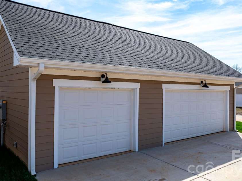 2115 24th Street Lane, Hickory, NC 28602.  MLS# CAR4410614, YatesRealty ID 41036. 