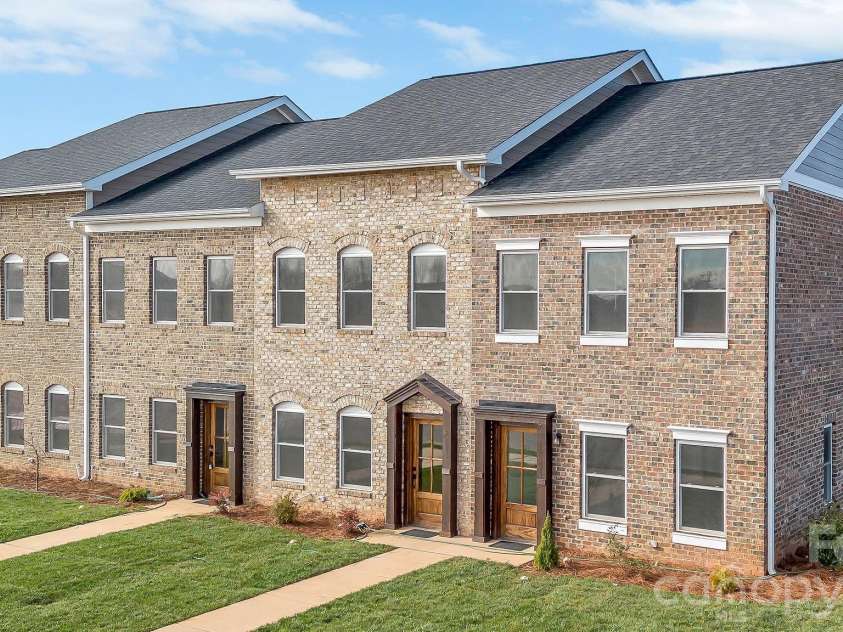 2111 24th Street Lane, Hickory, NC 28602.  MLS# CAR4428304, YatesRealty ID 41037. 