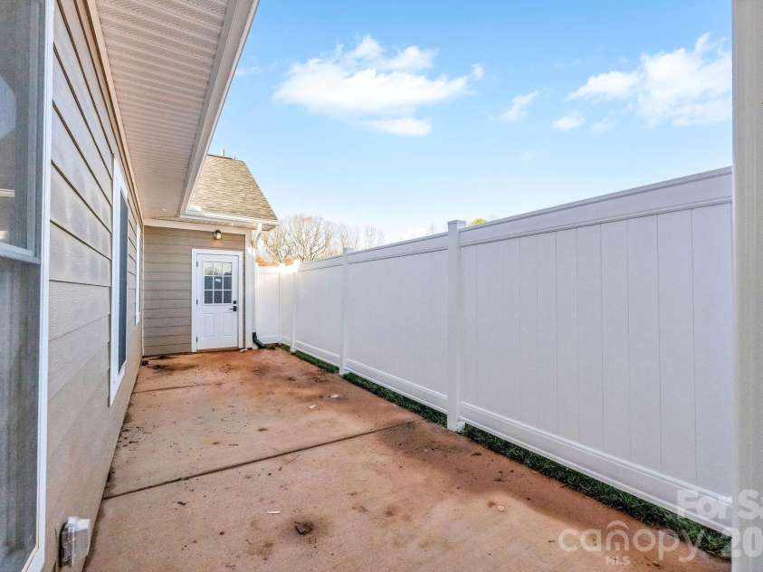 2111 24th Street Lane, Hickory, NC 28602.  MLS# CAR4428304, YatesRealty ID 41037. 