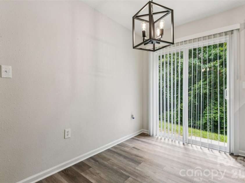 7305 Larwill Lane, Charlotte, NC 28216.  MLS# CAR4409248, YatesRealty ID 41039. Breakfast Area