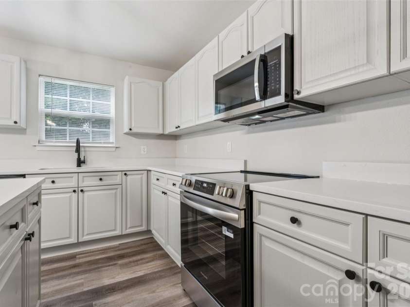7305 Larwill Lane, Charlotte, NC 28216.  MLS# CAR4409248, YatesRealty ID 41039. Kitchen