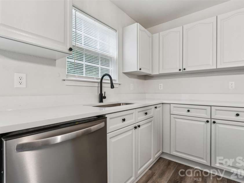 7305 Larwill Lane, Charlotte, NC 28216.  MLS# CAR4409248, YatesRealty ID 41039. Kitchen
