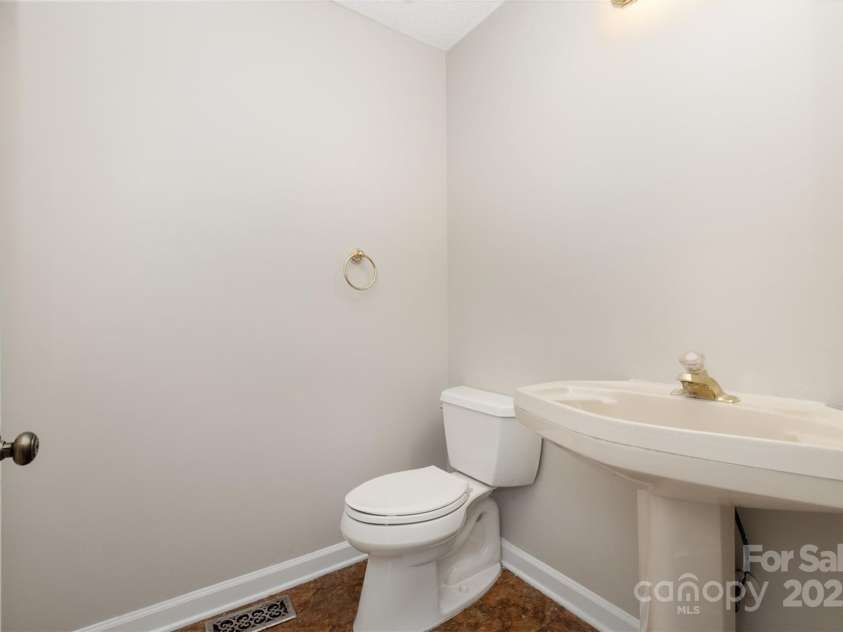 7114 Kinsmore Lane, Charlotte, NC 28269.  MLS# CAR4266576, YatesRealty ID 4105. 