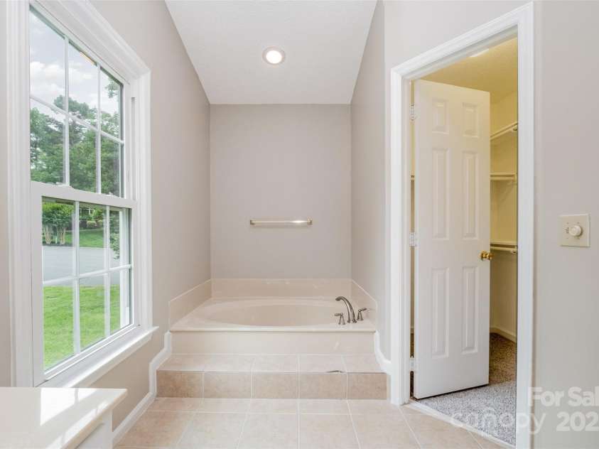 7114 Kinsmore Lane, Charlotte, NC 28269.  MLS# CAR4266576, YatesRealty ID 4105. 