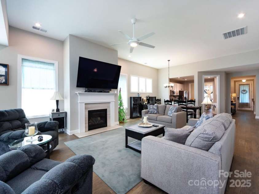 7337 Overjoyed Crossing, Charlotte, NC 28215.  MLS# CAR4274967, YatesRealty ID 4105. 