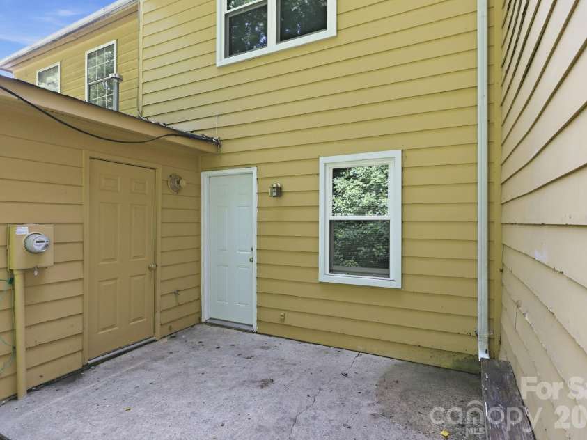 4033 Briarhill Drive, Charlotte, NC 28215.  MLS# CAR4410790, YatesRealty ID 41051. 