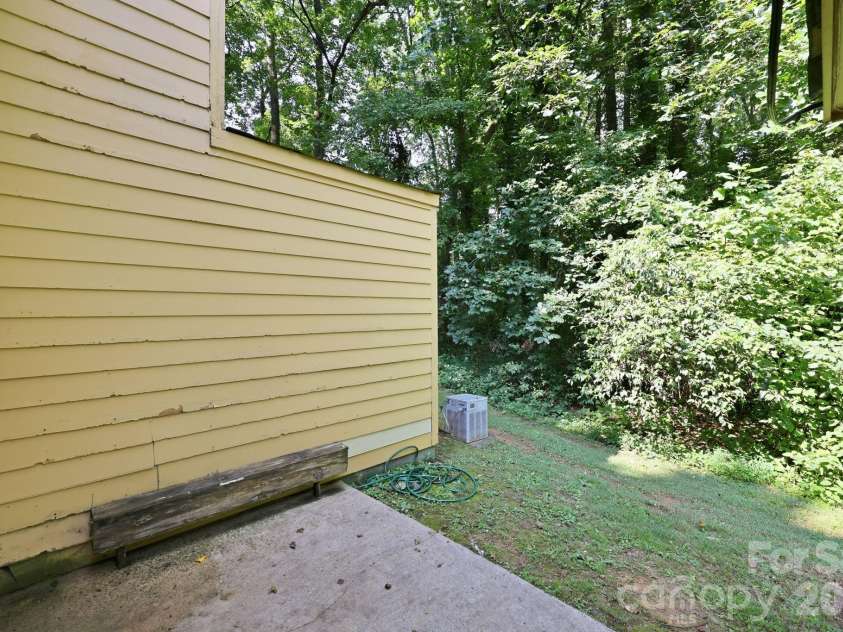 4033 Briarhill Drive, Charlotte, NC 28215.  MLS# CAR4421413, YatesRealty ID 41051. 