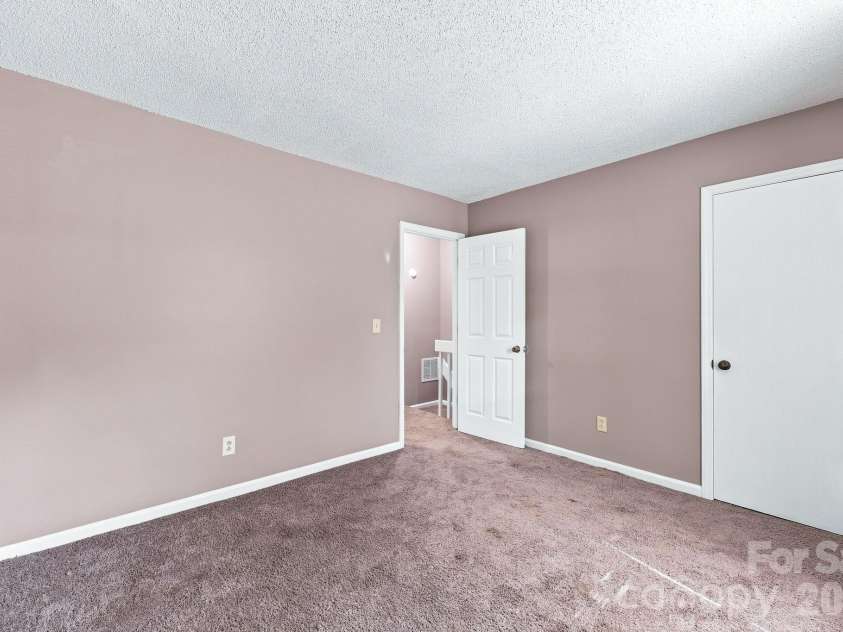 4033 Briarhill Drive, Charlotte, NC 28215.  MLS# CAR4421413, YatesRealty ID 41051. 