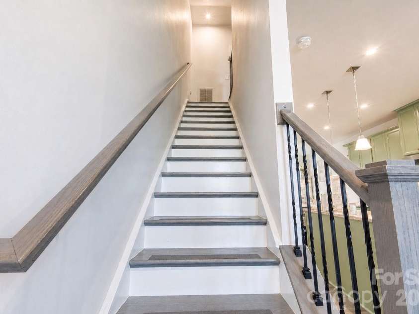 268 Parkwood Avenue, Charlotte, NC 28206.  MLS# CAR4402169, YatesRealty ID 41052. 