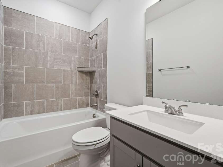 5114 Orchardview Way, Charlotte, NC 28216.  MLS# CAR4335284, YatesRealty ID 4106. Hall Full Bath with Tiled Tub/shower
