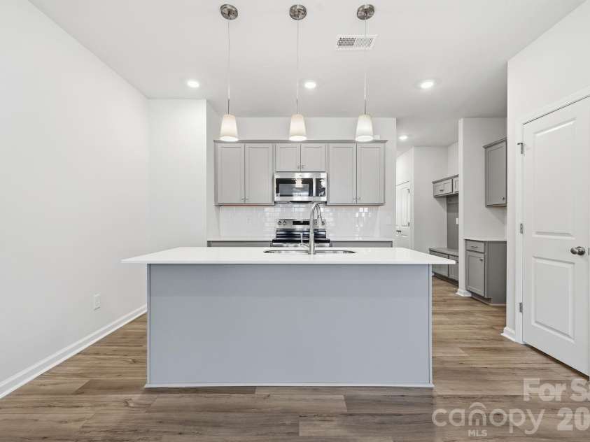 5114 Orchardview Way, Charlotte, NC 28216.  MLS# CAR4335284, YatesRealty ID 4106. Kitchen