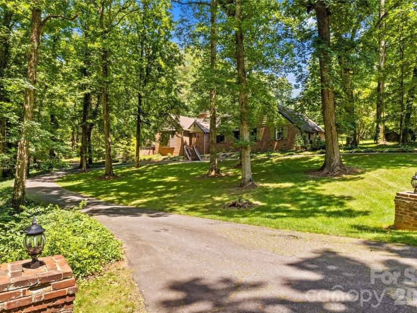 203 Wickersham Drive, Statesville, NC 28625.  MLS# CAR4402525, YatesRealty ID 41062. Driveway
