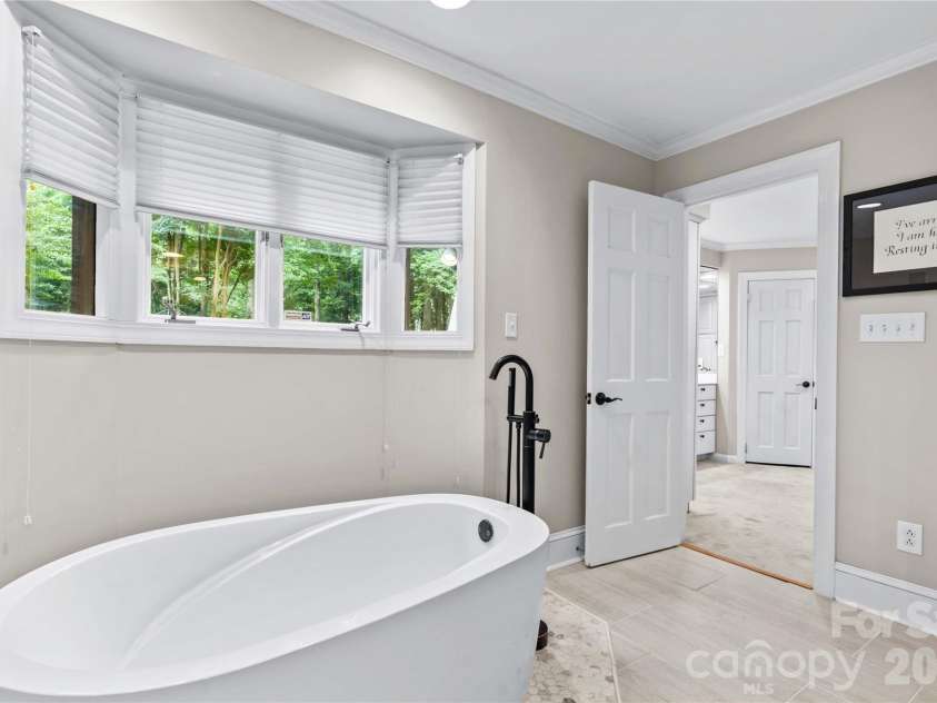 203 Wickersham Drive, Statesville, NC 28625.  MLS# CAR4402525, YatesRealty ID 41062. Soaking tub