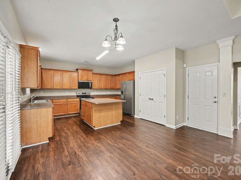 9839 Jeanette Circle, Charlotte, NC 28213.  MLS# CAR4408924, YatesRealty ID 41066. 