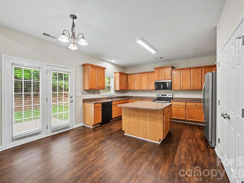 9839 Jeanette Circle, Charlotte, NC 28213.  MLS# CAR4408924, YatesRealty ID 41066. 