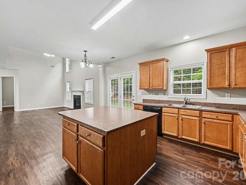 9839 Jeanette Circle, Charlotte, NC 28213.  MLS# CAR4408924, YatesRealty ID 41066. 