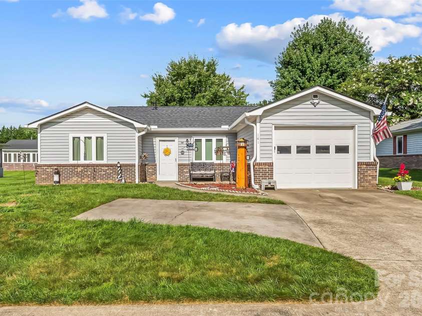 141 Derbyshire Drive, Hendersonville, NC 28792.  MLS# CAR4409798, YatesRealty ID 41069. 