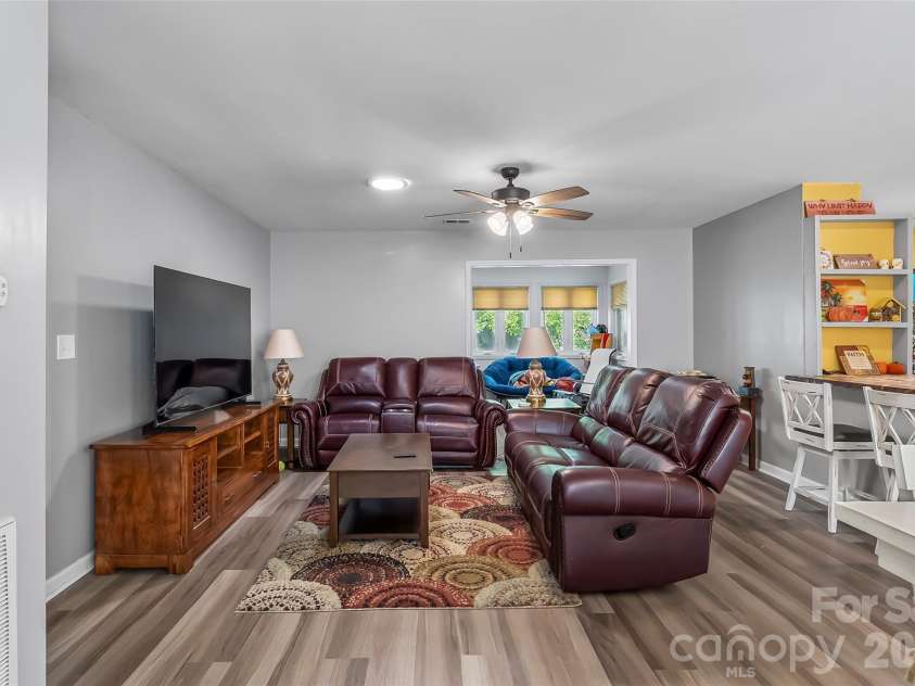 141 Derbyshire Drive, Hendersonville, NC 28792.  MLS# CAR4409798, YatesRealty ID 41069. 