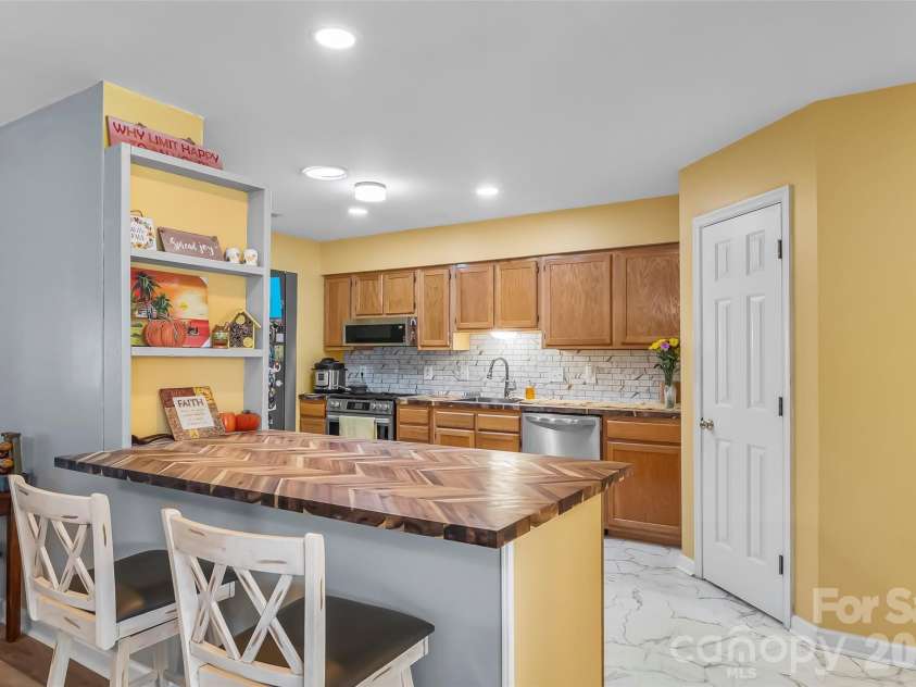 141 Derbyshire Drive, Hendersonville, NC 28792.  MLS# CAR4409798, YatesRealty ID 41069. 