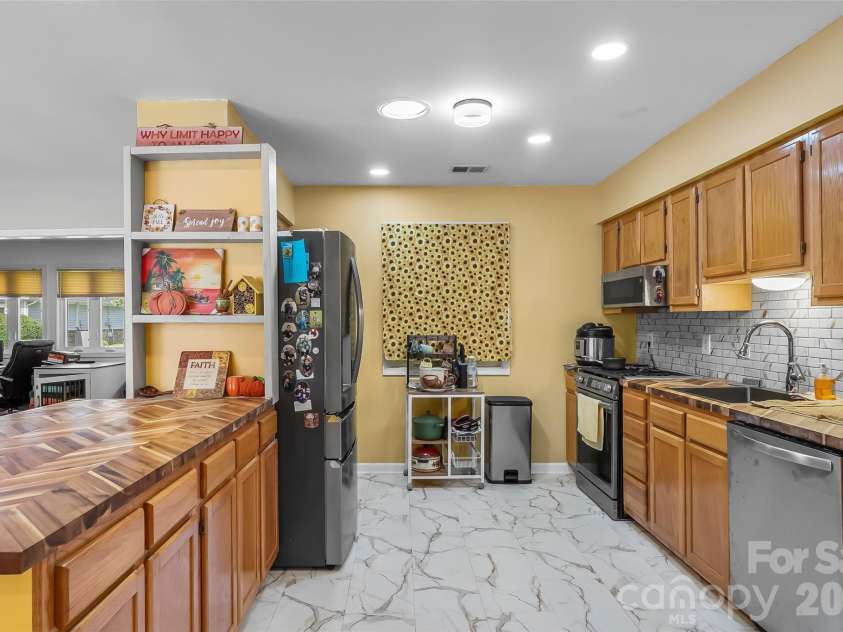 141 Derbyshire Drive, Hendersonville, NC 28792.  MLS# CAR4409798, YatesRealty ID 41069. 