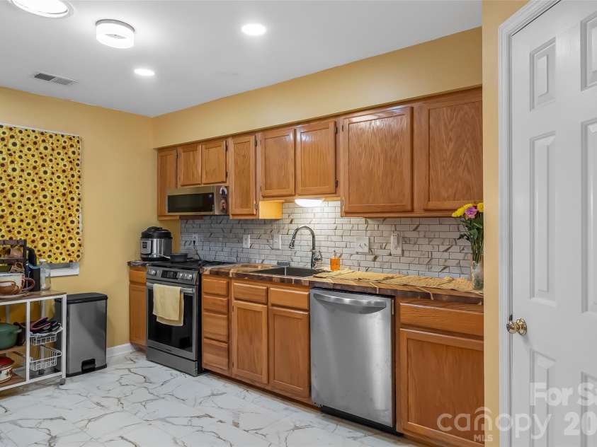 141 Derbyshire Drive, Hendersonville, NC 28792.  MLS# CAR4409798, YatesRealty ID 41069. 