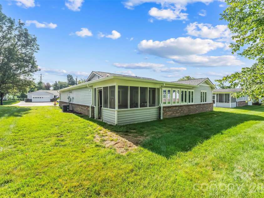141 Derbyshire Drive, Hendersonville, NC 28792.  MLS# CAR4409798, YatesRealty ID 41069. 