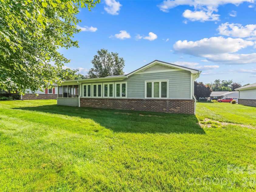 141 Derbyshire Drive, Hendersonville, NC 28792.  MLS# CAR4409798, YatesRealty ID 41069. 