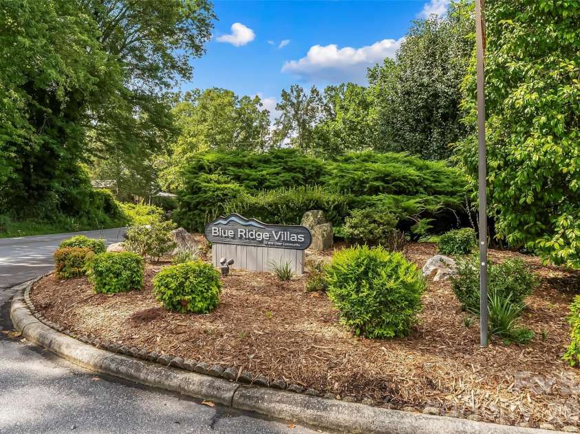 141 Derbyshire Drive, Hendersonville, NC 28792.  MLS# CAR4409798, YatesRealty ID 41069. 