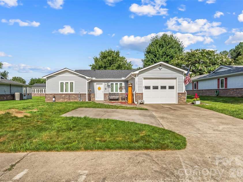 141 Derbyshire Drive, Hendersonville, NC 28792.  MLS# CAR4409798, YatesRealty ID 41069. 