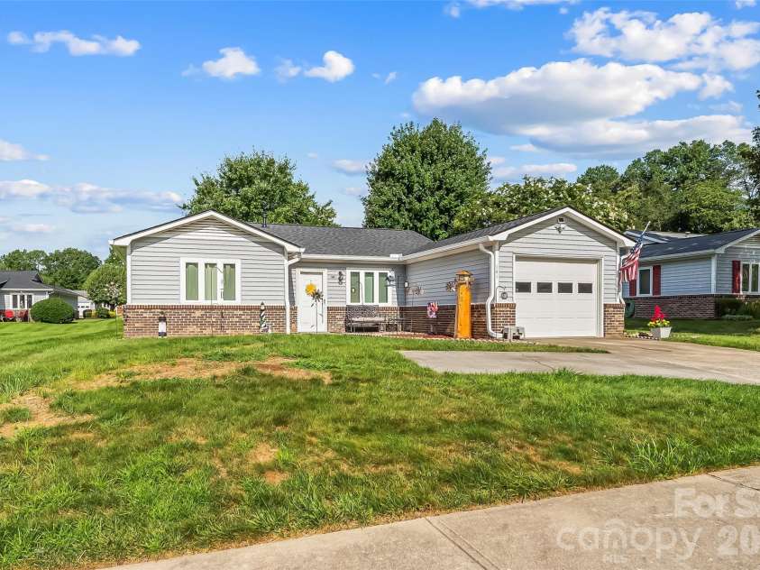141 Derbyshire Drive, Hendersonville, NC 28792.  MLS# CAR4409798, YatesRealty ID 41069. 