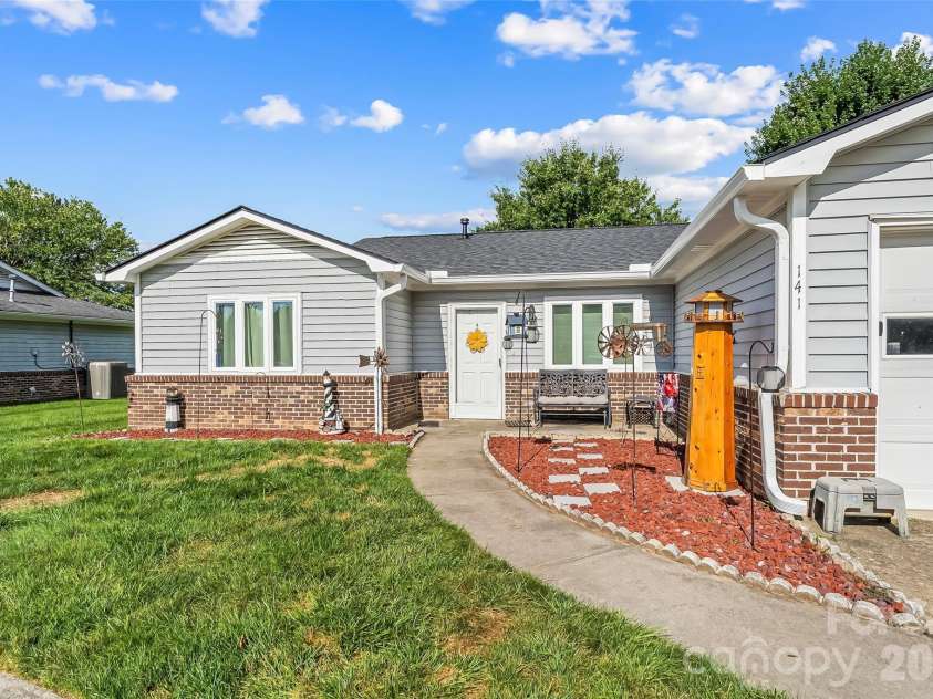 141 Derbyshire Drive, Hendersonville, NC 28792.  MLS# CAR4409798, YatesRealty ID 41069. 