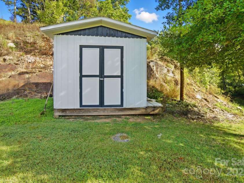 63 Raleigh Lane, Hot Springs, NC 28743.  MLS# CAR4314223, YatesRealty ID 4107. 