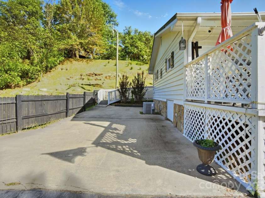 63 Raleigh Lane, Hot Springs, NC 28743.  MLS# CAR4314223, YatesRealty ID 4107. 