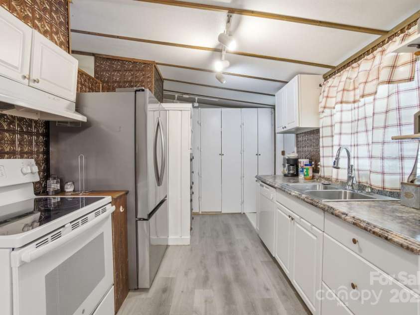 63 Raleigh Lane, Hot Springs, NC 28743.  MLS# CAR4314223, YatesRealty ID 4107. 