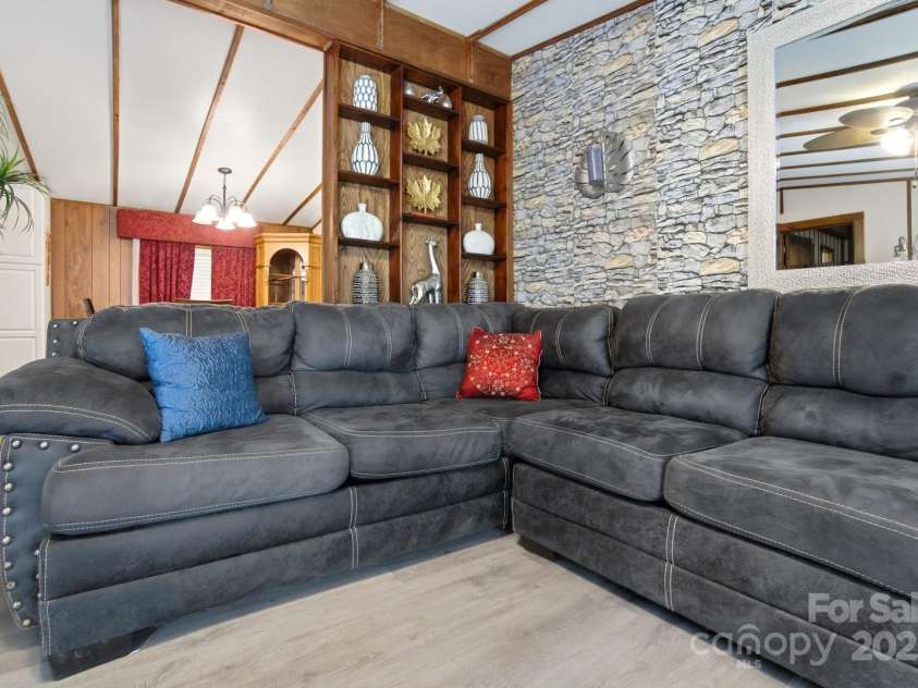 63 Raleigh Lane, Hot Springs, NC 28743.  MLS# CAR4314223, YatesRealty ID 4107. 