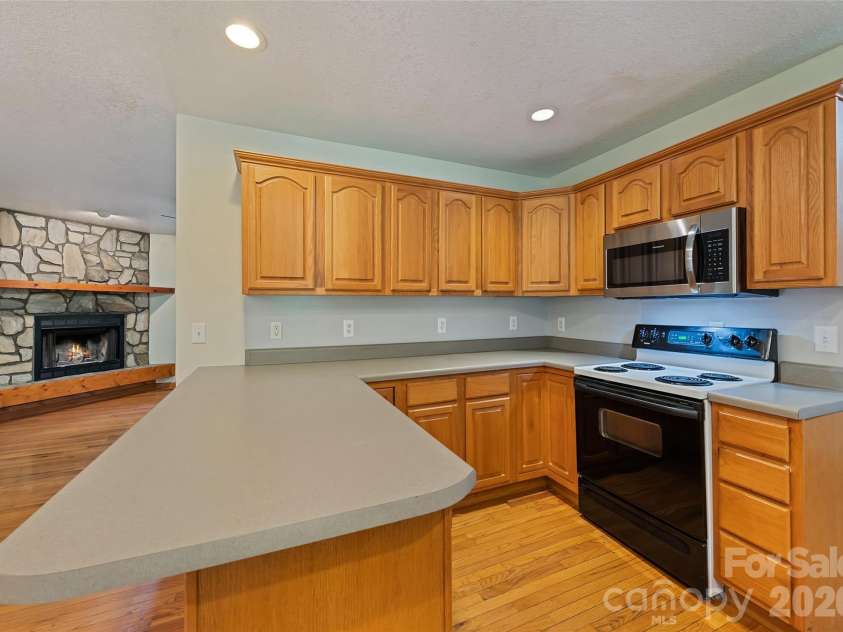 89 Cypress Lane, Canton, NC 28716.  MLS# CAR4399169, YatesRealty ID 41074. Breadkfast bar