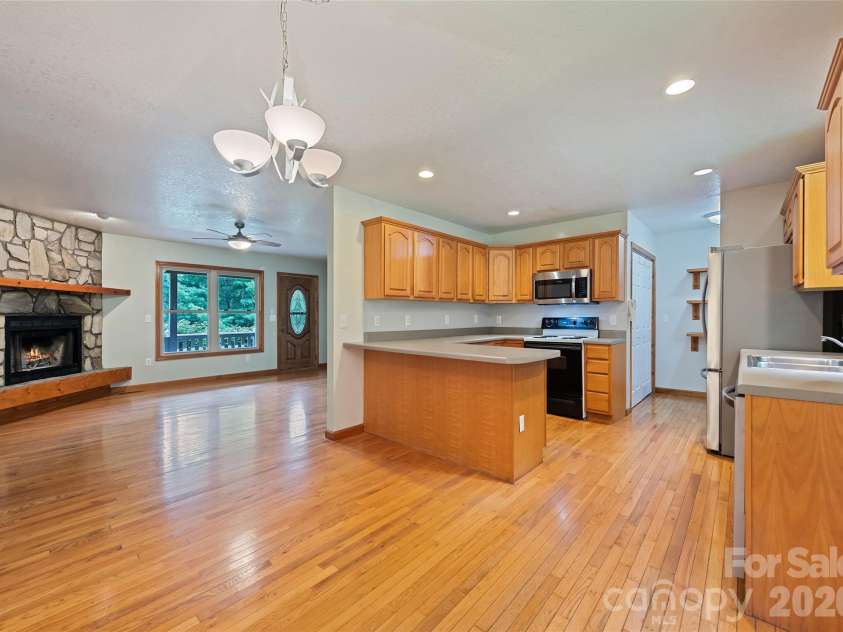 89 Cypress Lane, Canton, NC 28716.  MLS# CAR4399169, YatesRealty ID 41074. Dining area