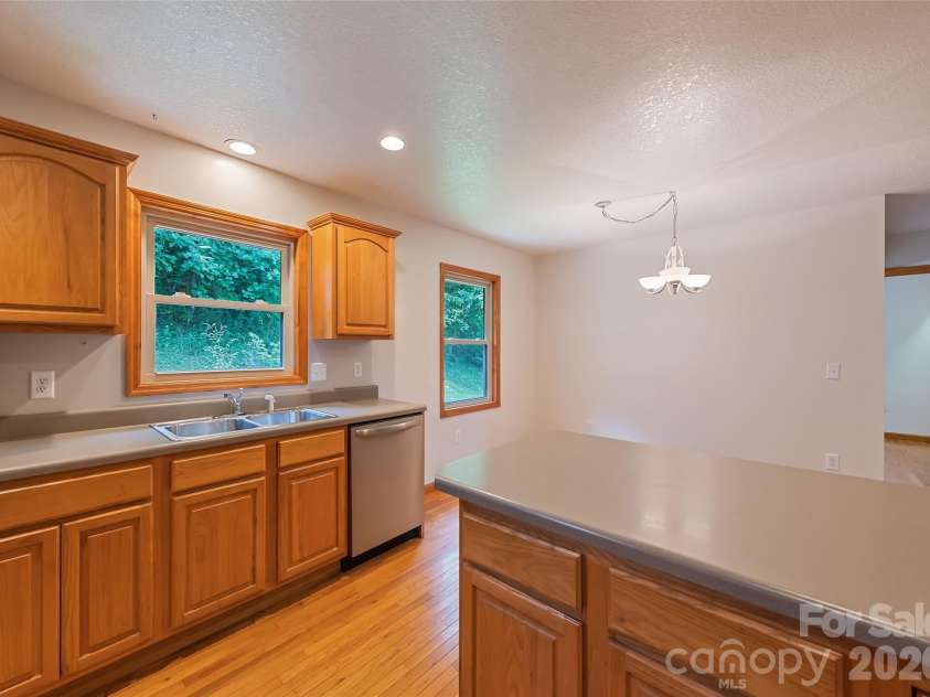 89 Cypress Lane, Canton, NC 28716.  MLS# CAR4399169, YatesRealty ID 41074. Nice kitchen