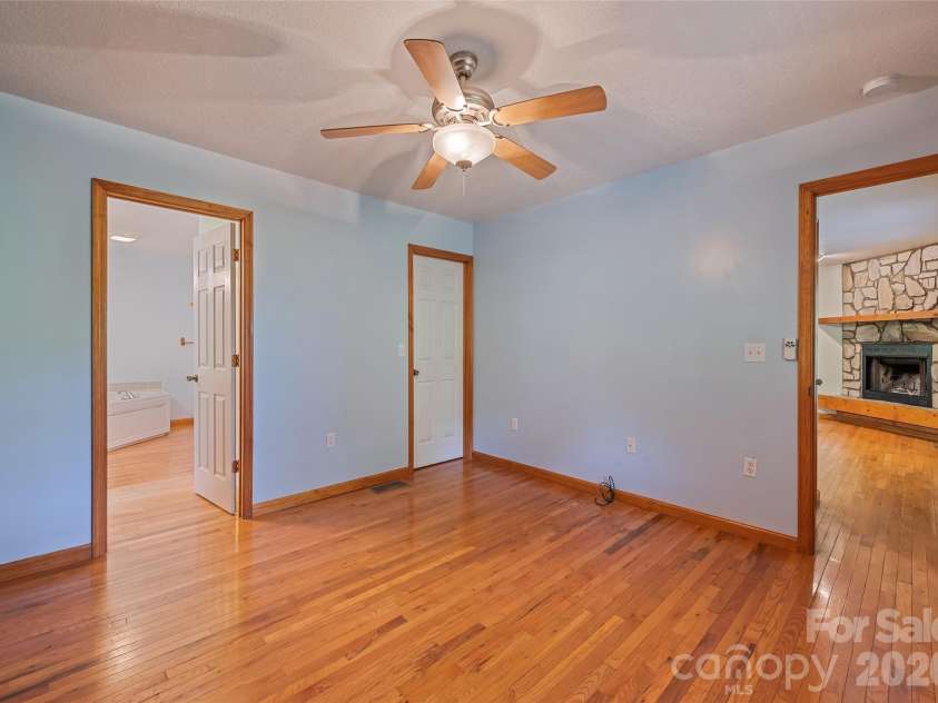 89 Cypress Lane, Canton, NC 28716.  MLS# CAR4399169, YatesRealty ID 41074. Walk-in closet