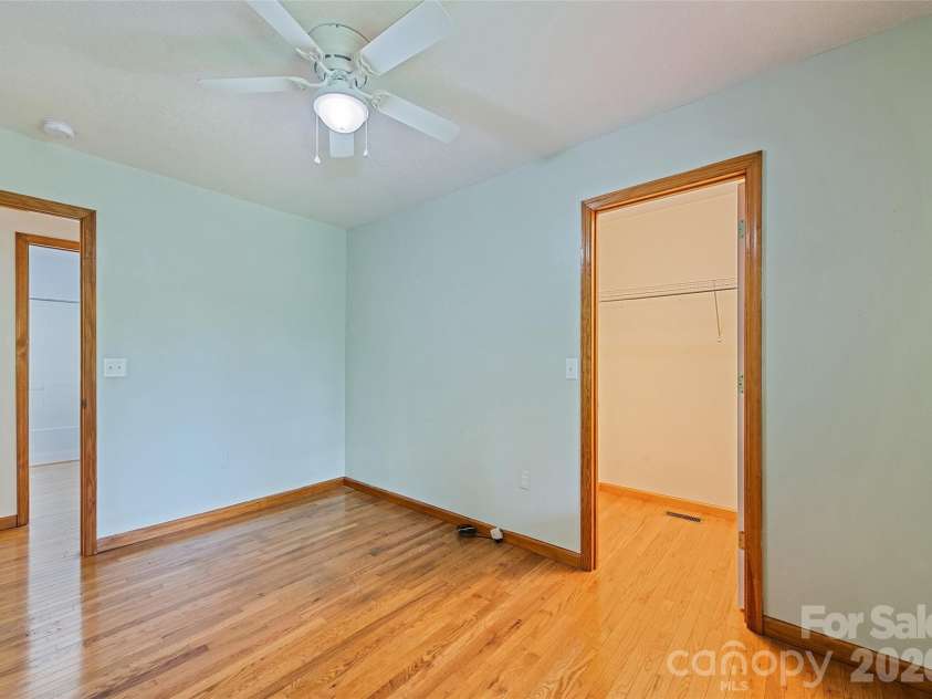89 Cypress Lane, Canton, NC 28716.  MLS# CAR4399169, YatesRealty ID 41074. Walk in closet