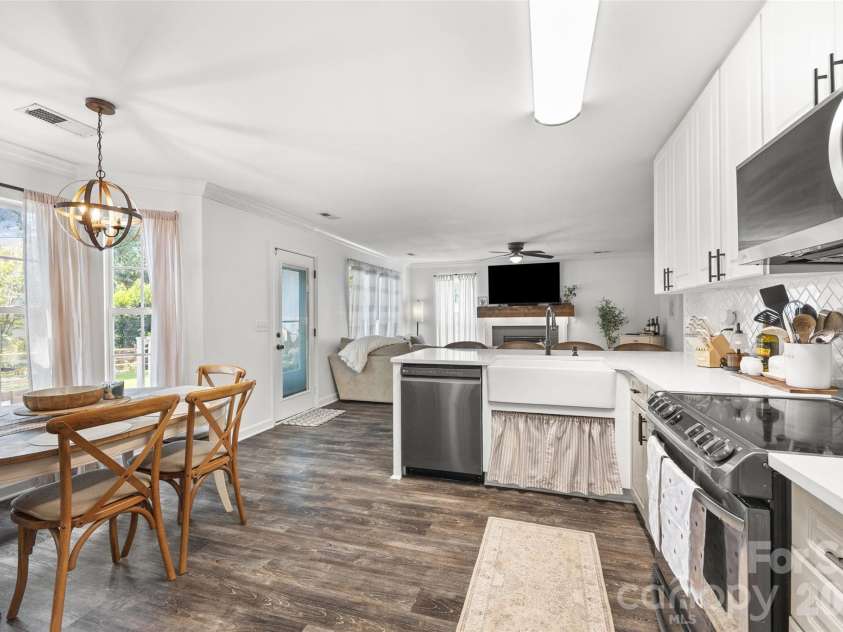 102 Nims Spring Drive, Fort Mill, SC 29715.  MLS# CAR4406817, YatesRealty ID 41075. 