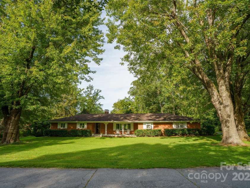 335 Lake Circle Drive, Hendersonville, NC 28792.  MLS# CAR4295963, YatesRealty ID 4108. 