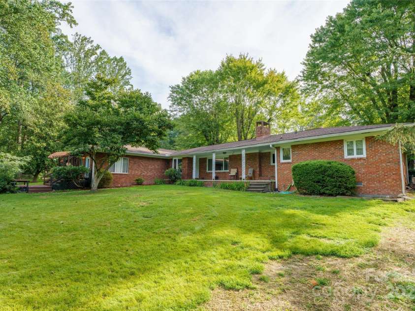 335 Lake Circle Drive, Hendersonville, NC 28792.  MLS# CAR4295963, YatesRealty ID 4108. 