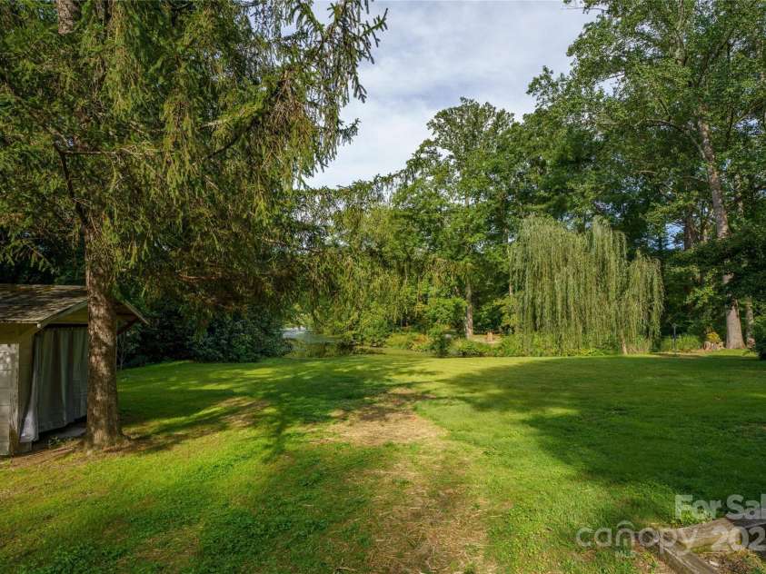 335 Lake Circle Drive, Hendersonville, NC 28792.  MLS# CAR4295963, YatesRealty ID 4108. 
