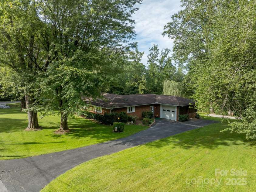 335 Lake Circle Drive, Hendersonville, NC 28792.  MLS# CAR4295963, YatesRealty ID 4108. Front driveway