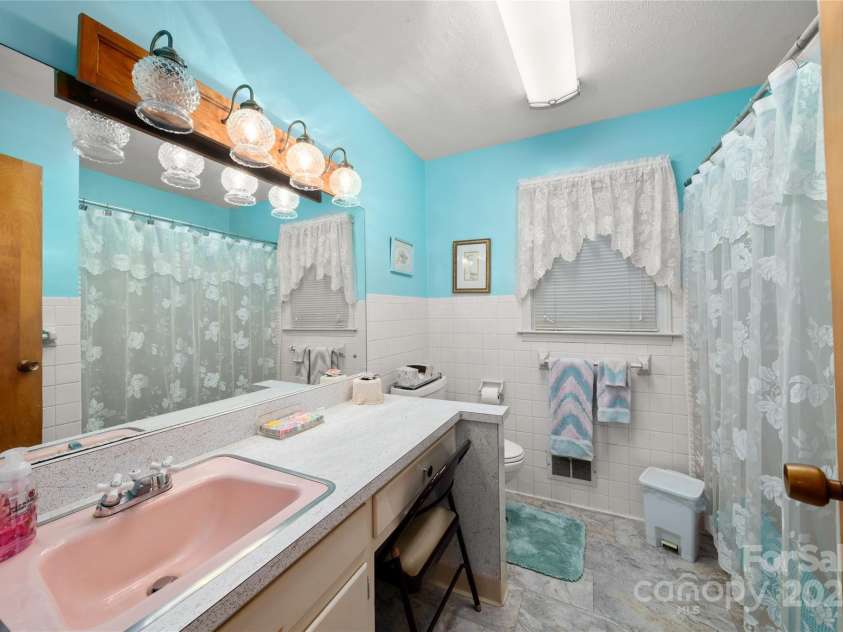 335 Lake Circle Drive, Hendersonville, NC 28792.  MLS# CAR4295963, YatesRealty ID 4108. Full bathroom