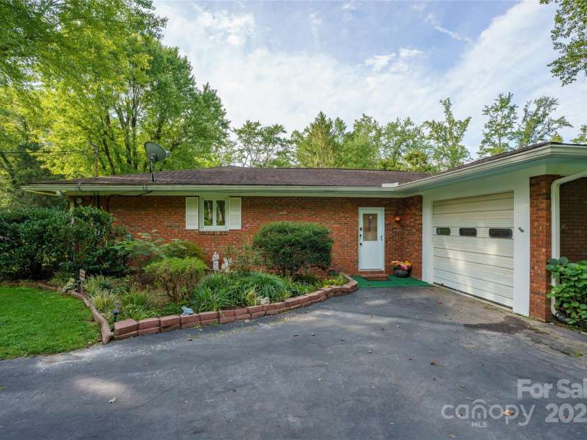 335 Lake Circle Drive, Hendersonville, NC 28792.  MLS# CAR4295963, YatesRealty ID 4108. Garage