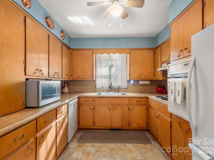 335 Lake Circle Drive, Hendersonville, NC 28792.  MLS# CAR4295963, YatesRealty ID 4108. Kitchen